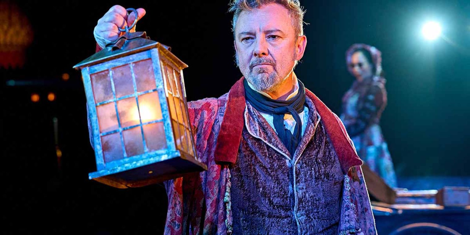 John Simm's "tremendous" portrayal of Ebeneezer Scrooge in A Christmas Carol at the Old Vic gets rave reviews from critics